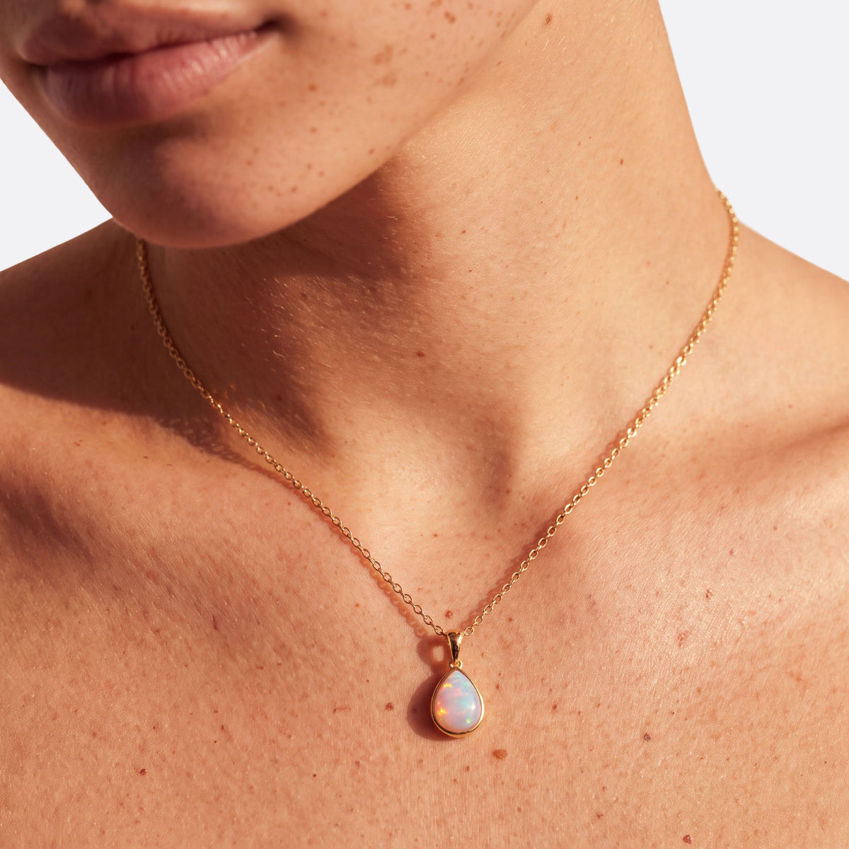 True Flame Pear Necklace White Opal Oro
