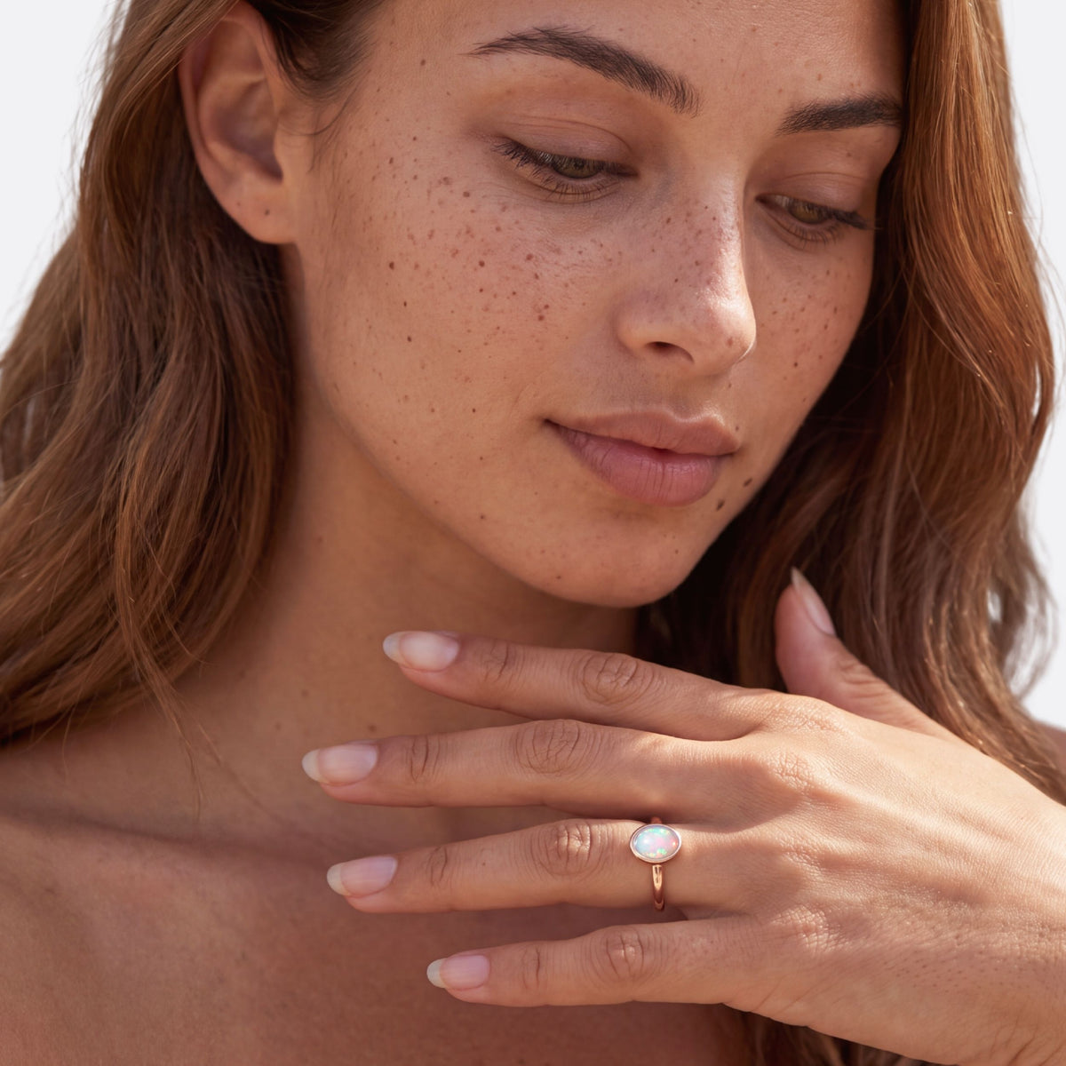 True Flame Oval Ring White Opal Oro rosa