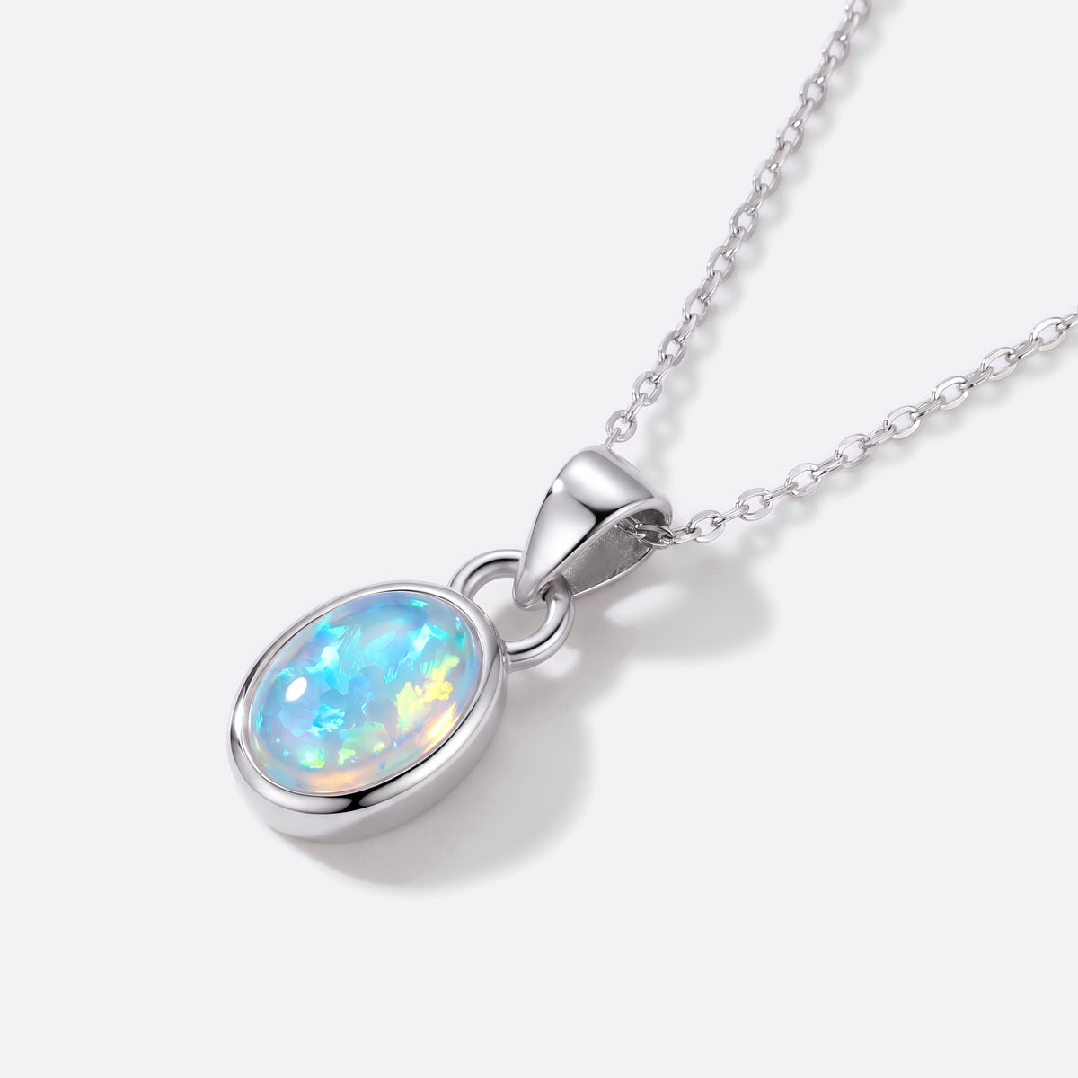 Ethiopian Light Opal-Kette, ovaler Anhänger in 925 Silber mit äthiopischem Welo-Kristallopal, Ansicht schräg von der Seite