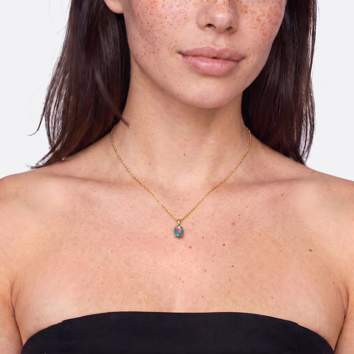Opal-Kette 14K Gold, Semi-Black-Opal aus Lightning Ridge, getragen, mittlere Ansicht