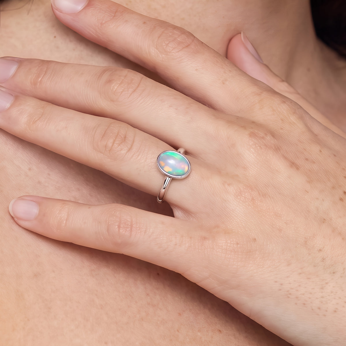 Opal-Ring 925 Silber, ovaler Welo-Opal, an der Hand getragen