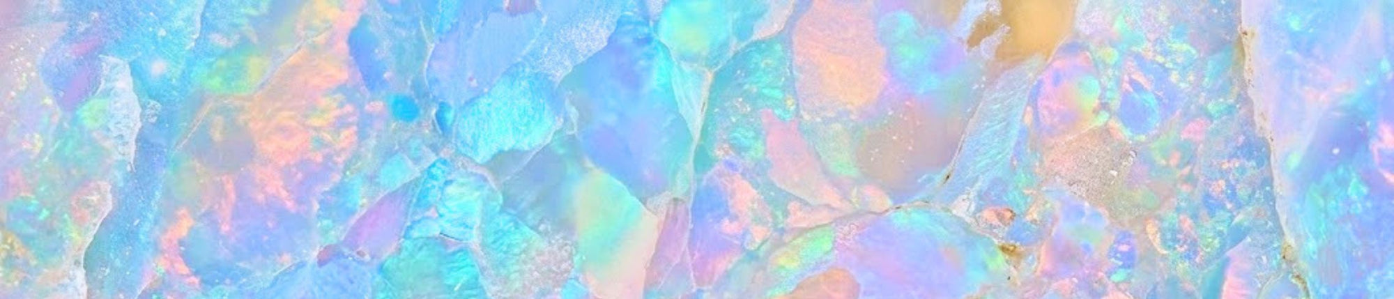 Weißer Opal mit sanftem Farbenspiel auf hellem Grund