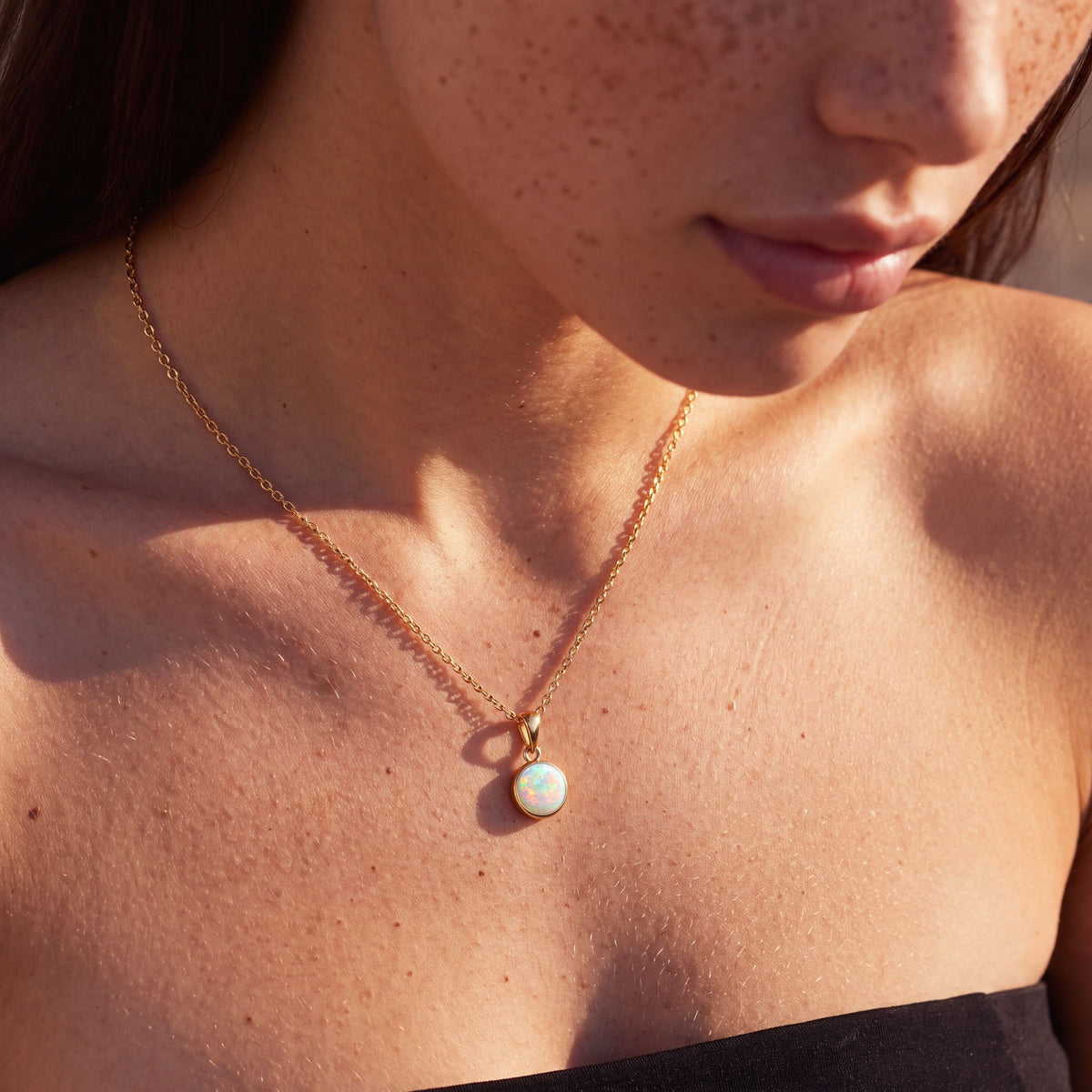 True Flame Round Necklace White Opal Oro