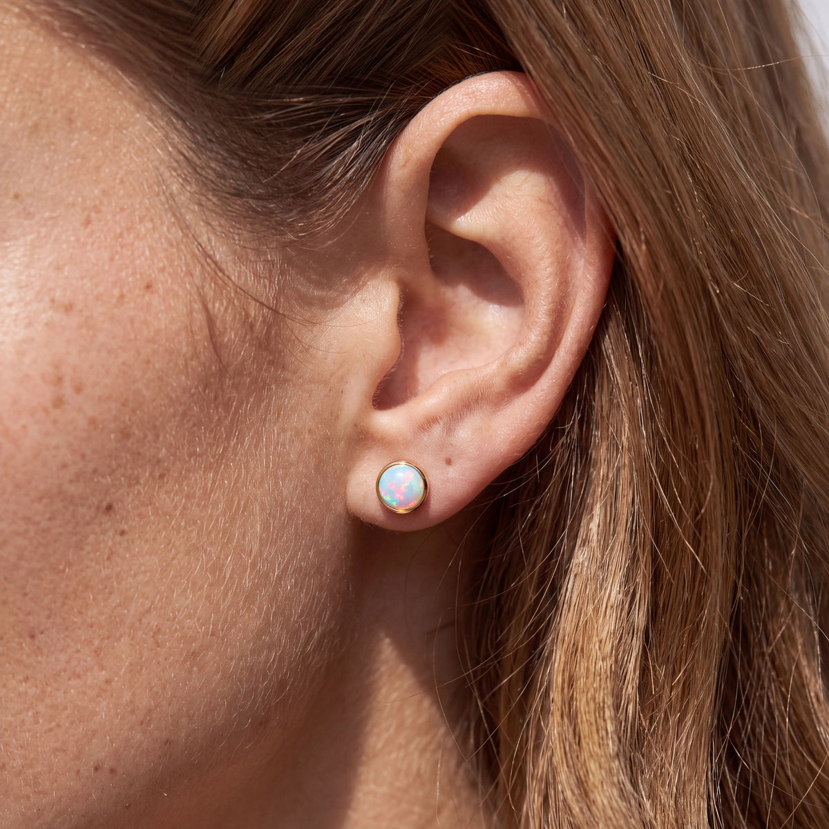 True Flame Round Earrings White Opal Oro