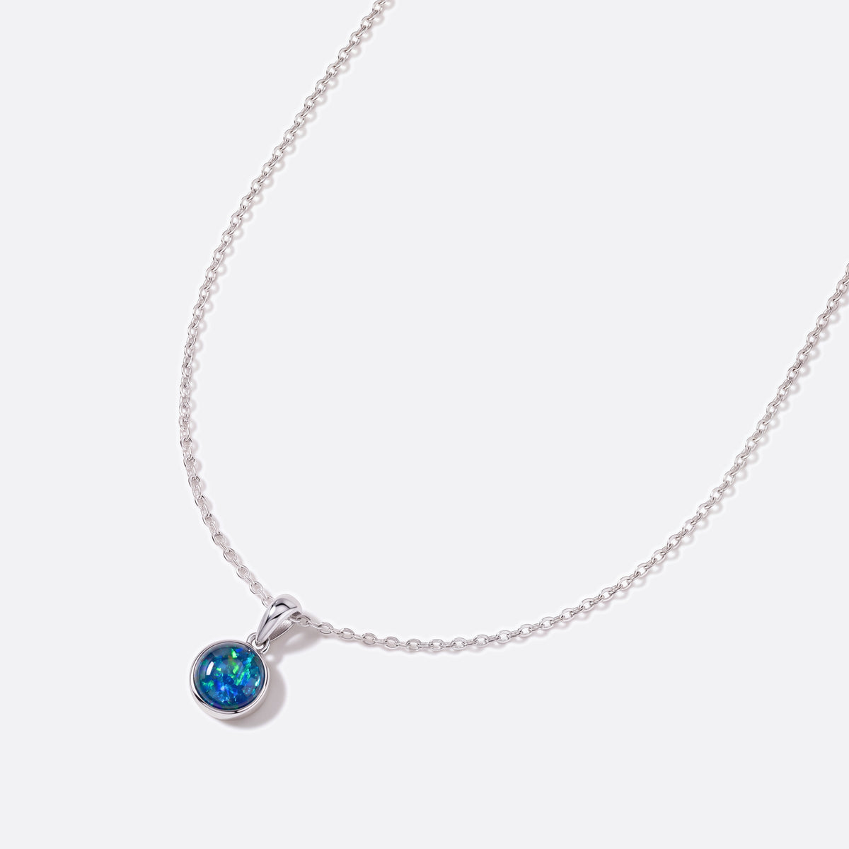 Circle of Flame Opal-Kette Blau-Grün, runder Opal-Anhänger (Triplette) an 925 Silberkette, Ansicht schräg