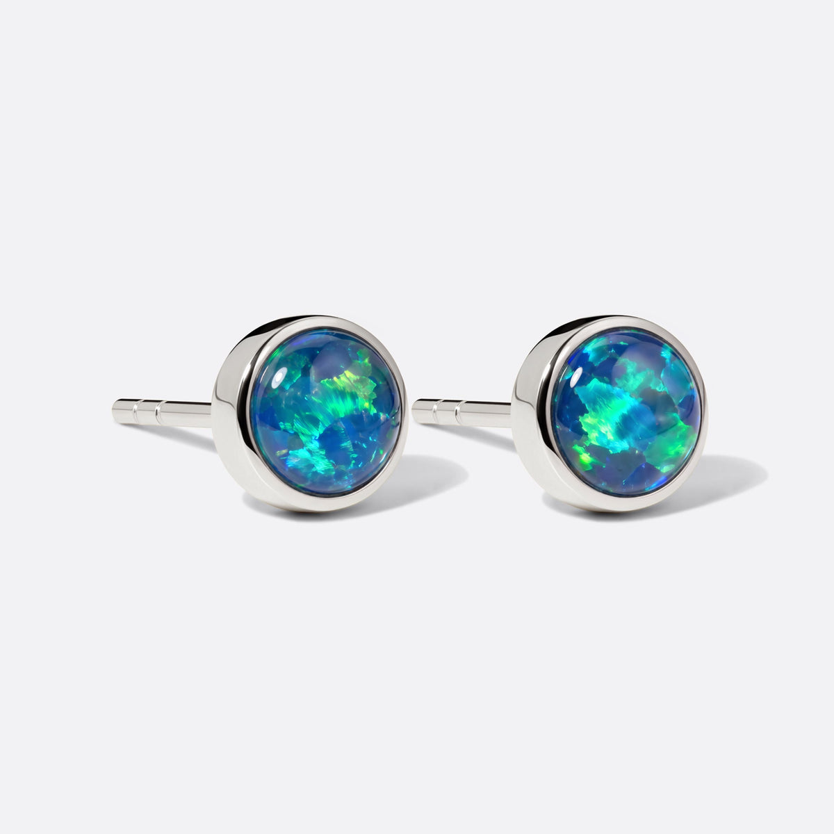 Circle of Flame Opal-Ohrstecker Blau-Grün, Seitenansicht mit Stecker, runde Opale (Triplette) in 925 Silber