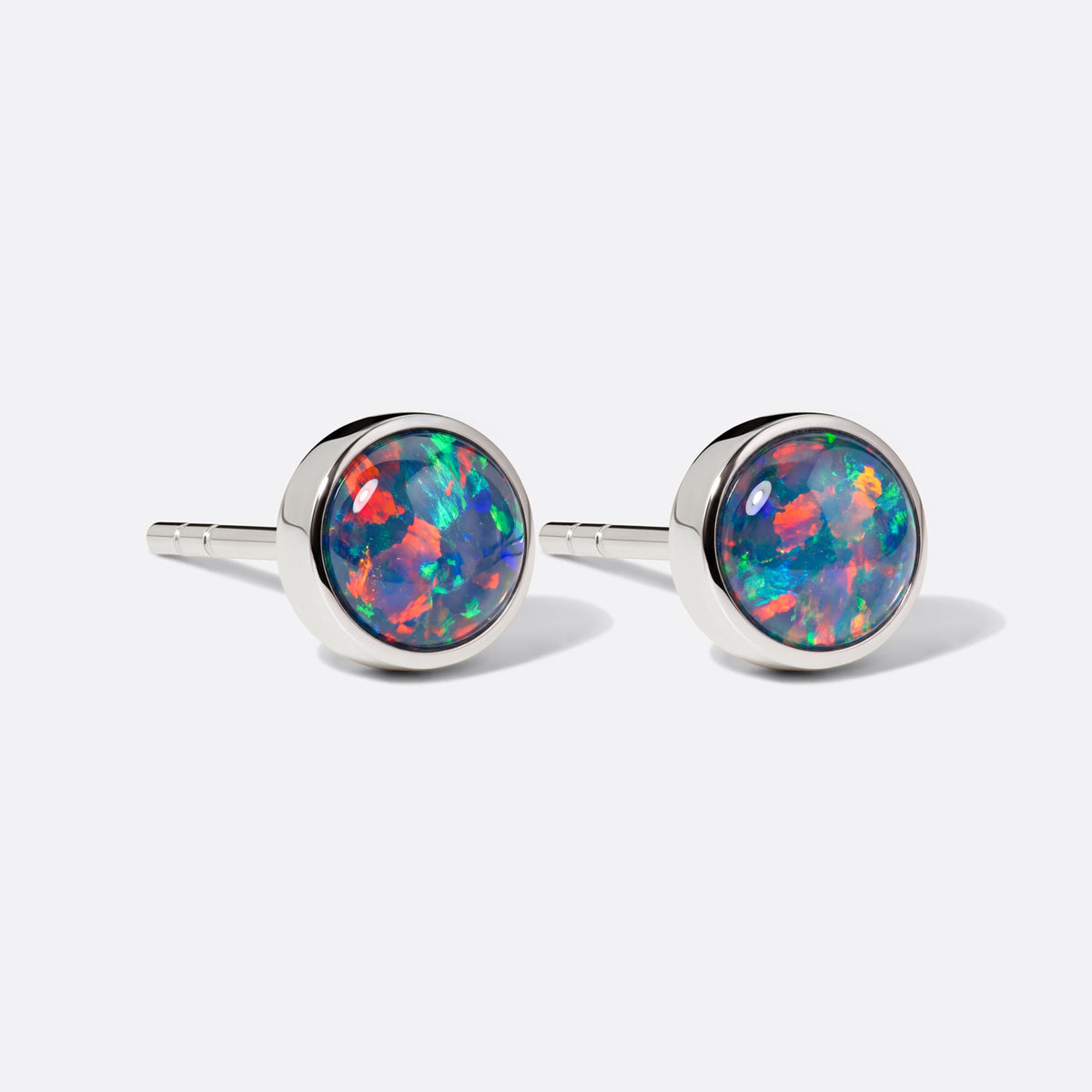 Circle of Flame Opal-Ohrstecker Rot, Seitenansicht mit Stecker, runde Opale (Triplette) in 925 Silber