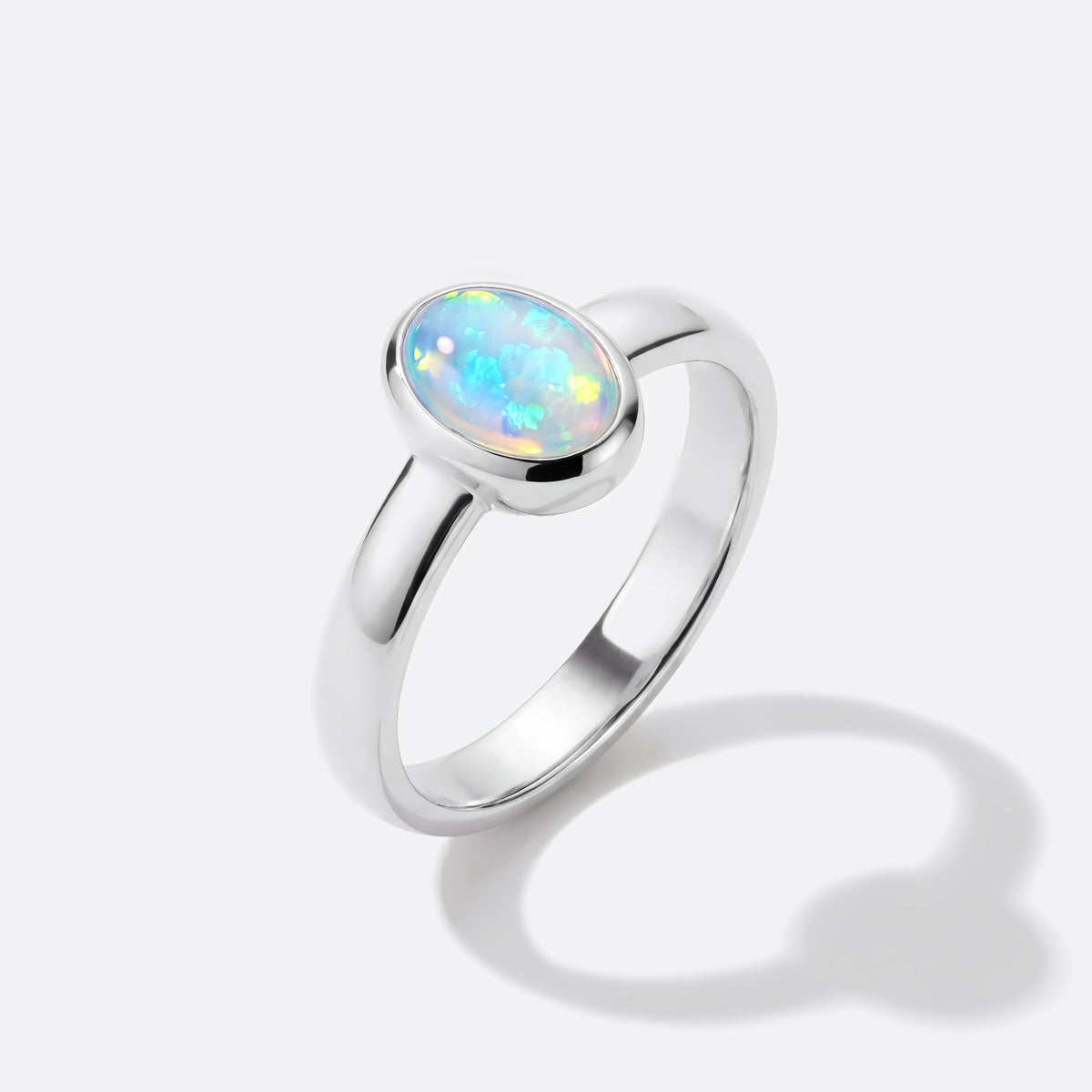 Ethiopian Light Opal-Ring, 925 Silber mit äthiopischem Welo-Kristallopal, Ansicht schräg von oben