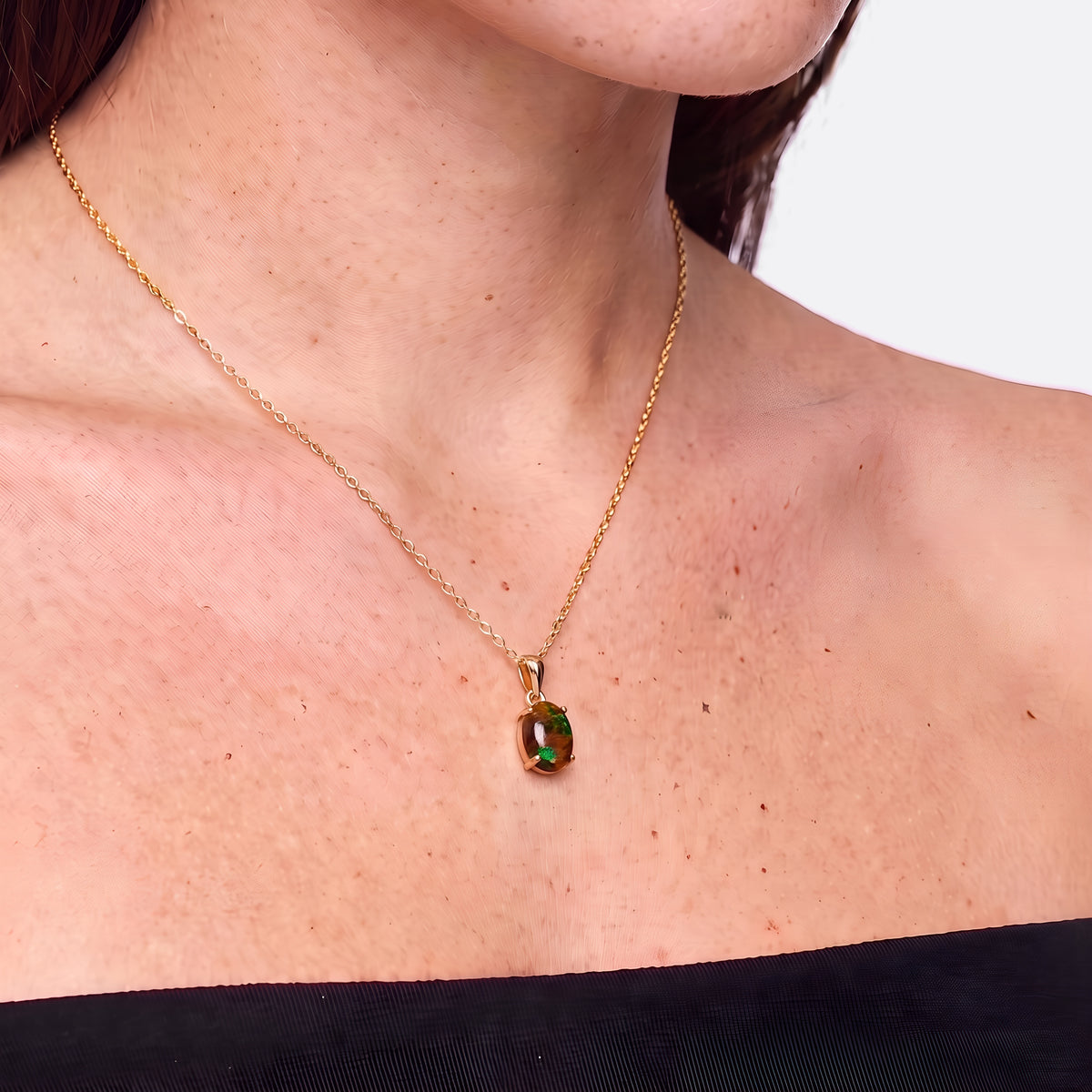 Opal-Kette 14K Gold, Boulder-Opal, am Hals getragen