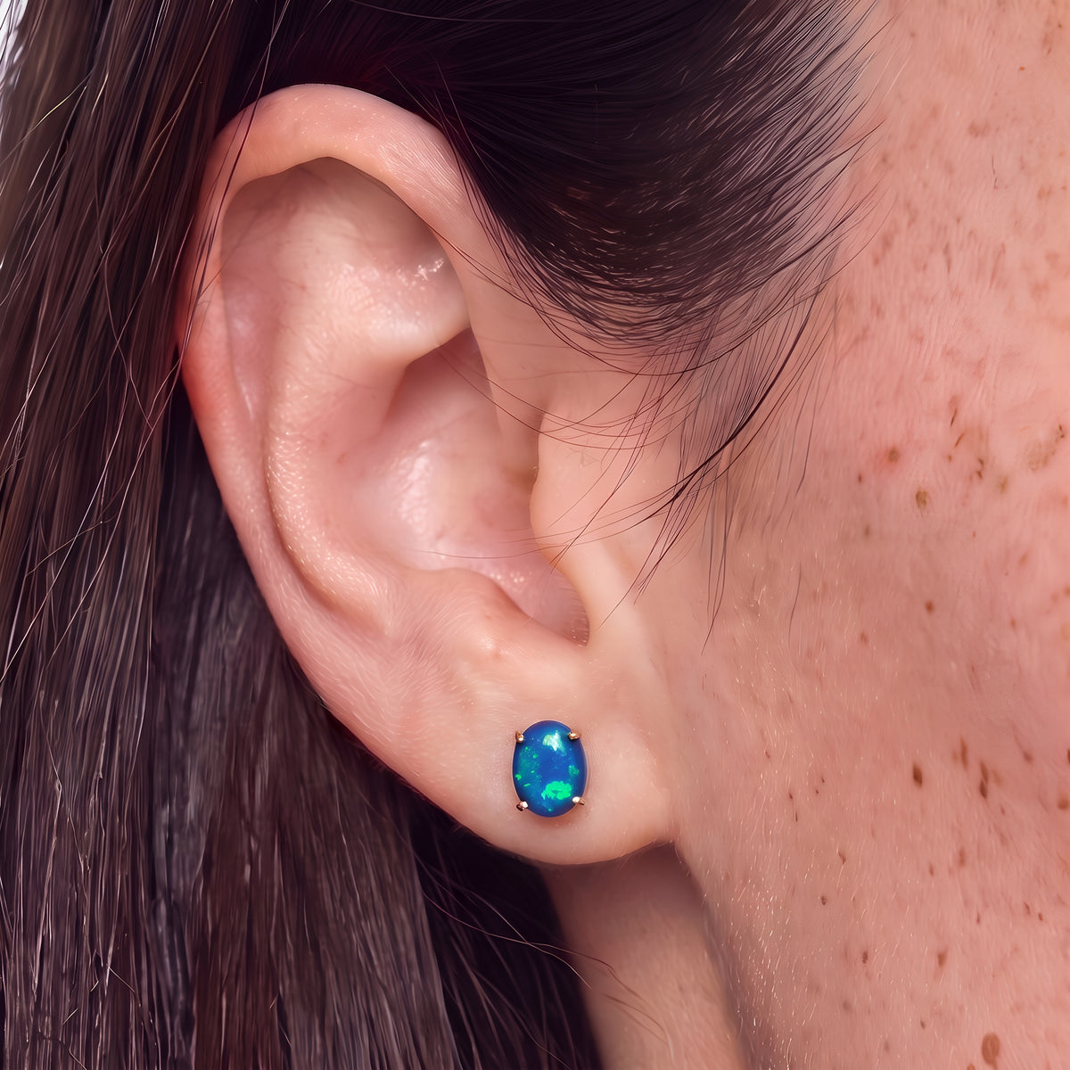 Opal-Ohrstecker 14K Gold, schwarzer Opal, am Ohr getragen