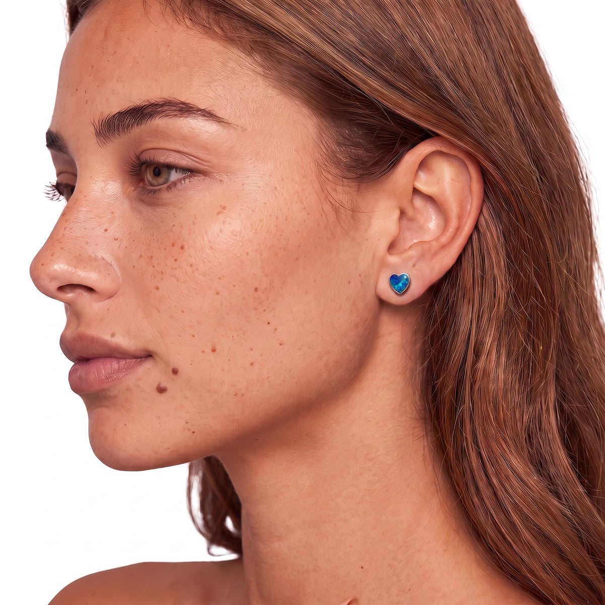 Heart of Fire Opal-Ohrstecker am Ohr getragen, Herz in 925 Silber mit blauem Opal (Triplette)