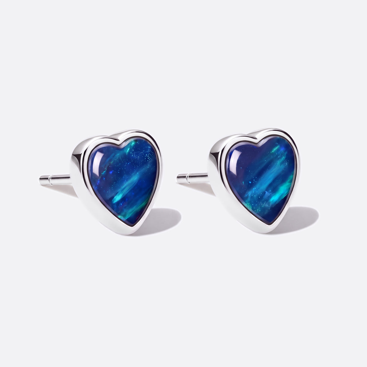 Heart of Fire Opal-Ohrstecker, Herzen in 925 Silber mit blauen Opalen (Triplette), Ansicht schräg mit Stecker