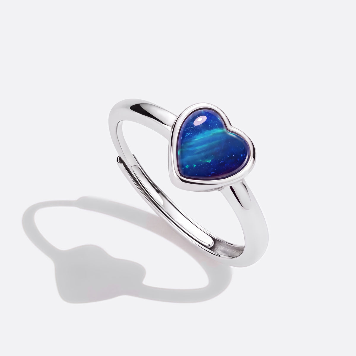 Heart of Fire Opal-Ring, Herz in 925 Silber mit blauem Opal (Triplette), verstellbar, Ansicht schräg