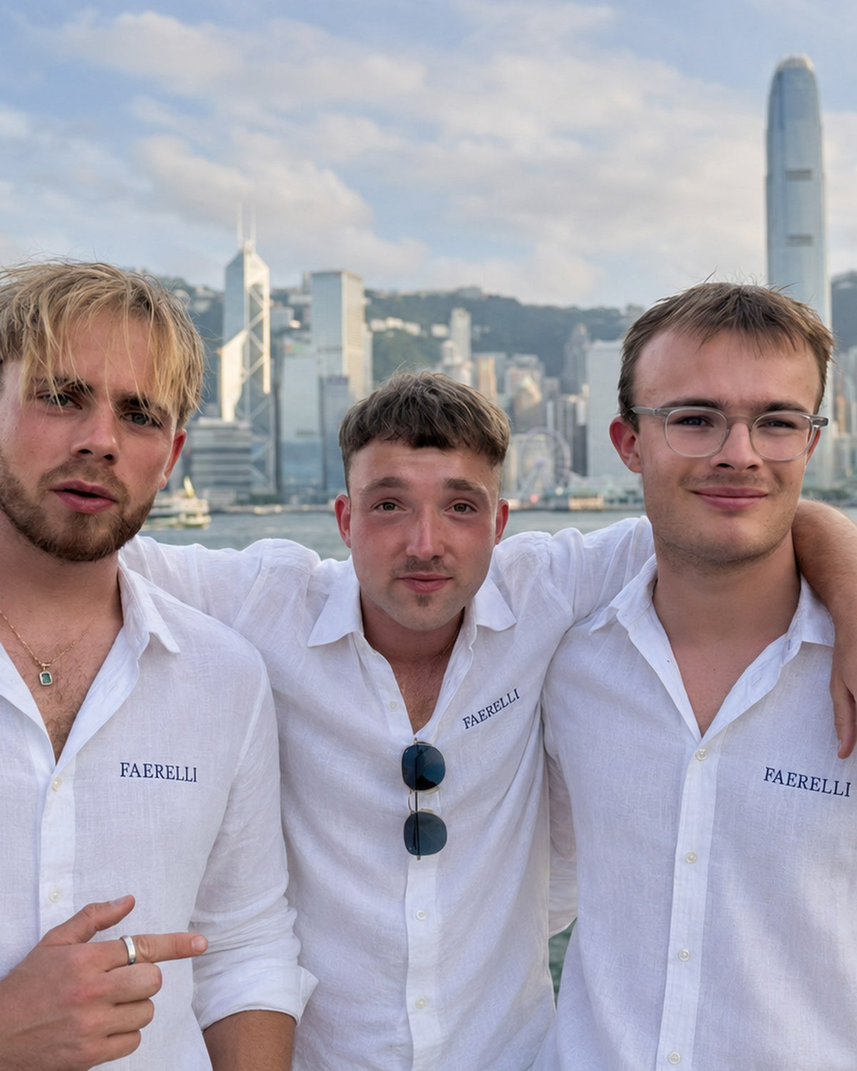 Die drei Gründerbrüder vor der Skyline von Hongkong