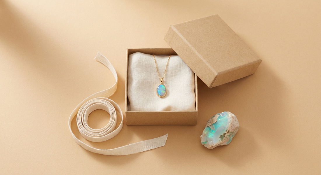 Pendentif en opale dans un coffret cadeau avec une opale brute