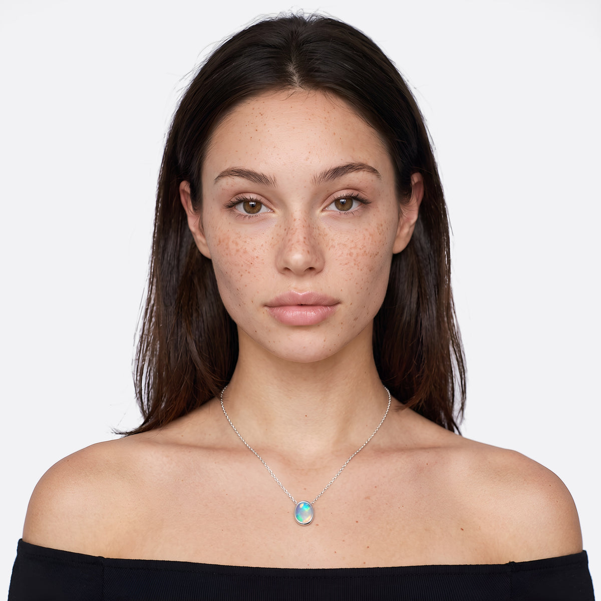 Opal-Kette 925 Silber, ovaler Welo-Opal, im Alltag getragen