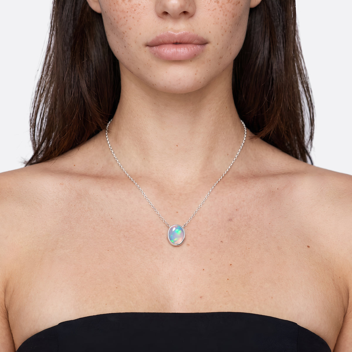 Opal-Kette 925 Silber, ovaler Welo-Opal, am Hals, Nahaufnahme