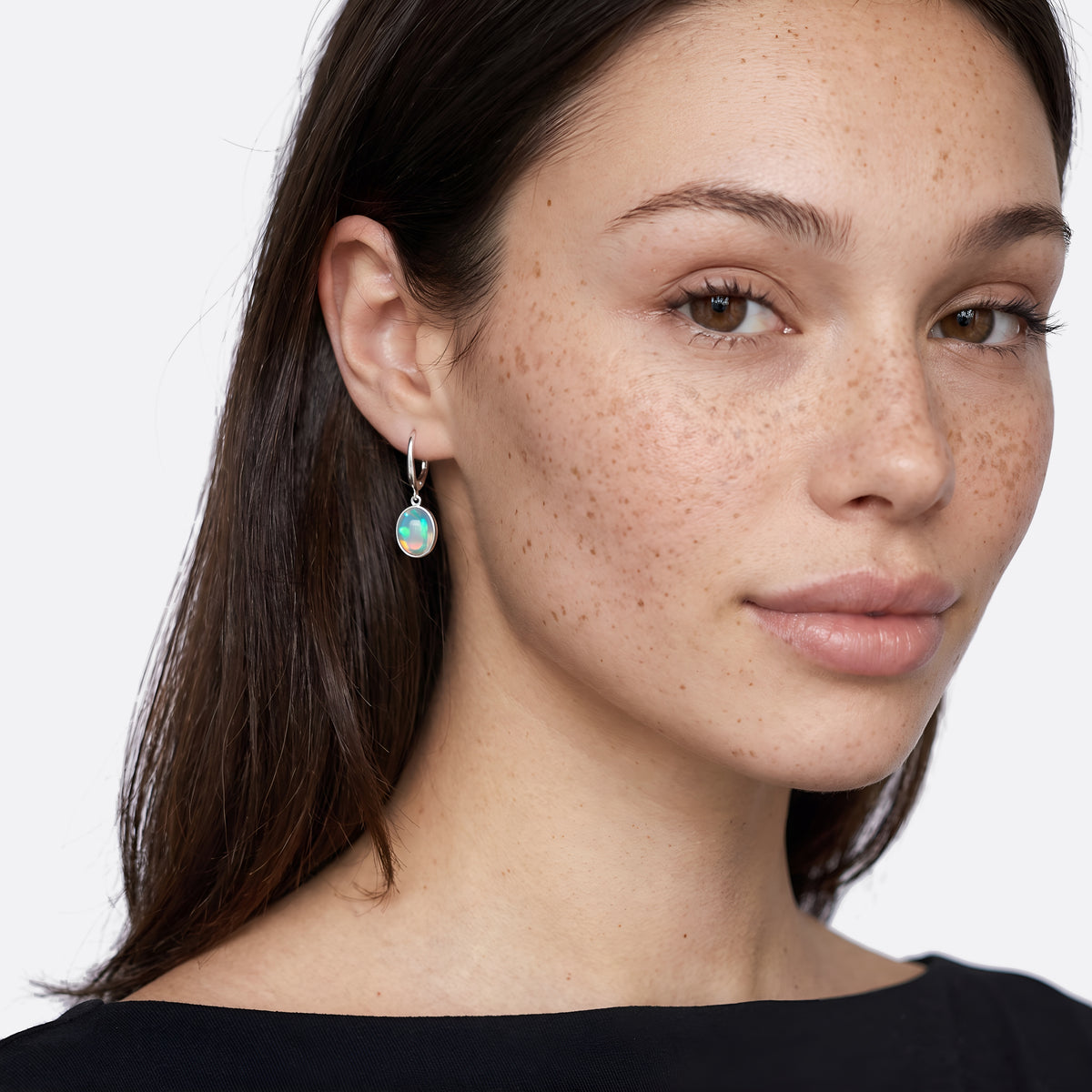 Opal-Ohrhänger 925 Silber, ovaler Welo-Opal, getragen, mittlere Ansicht